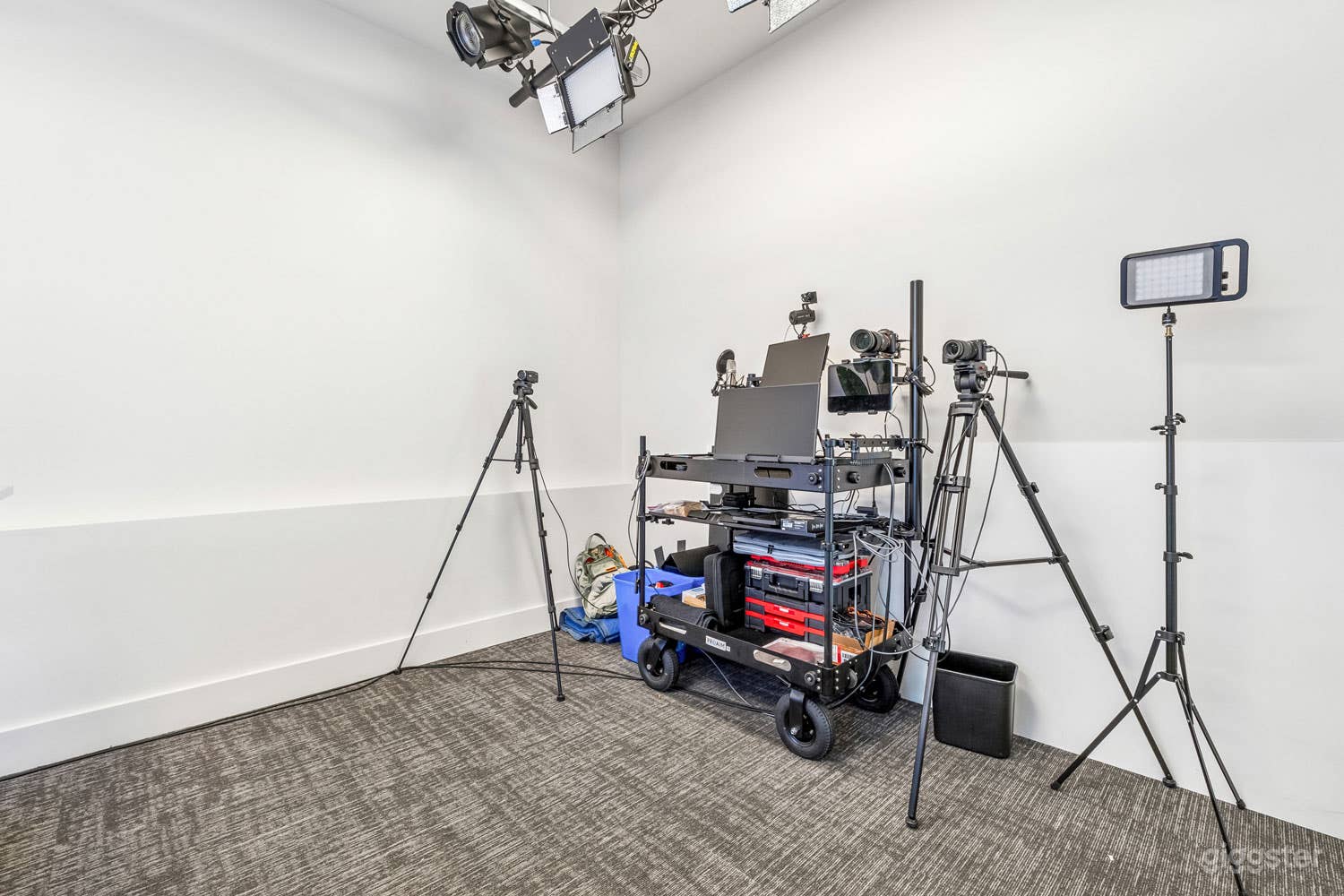 Modern studio with Advanced Equipment Photo 2