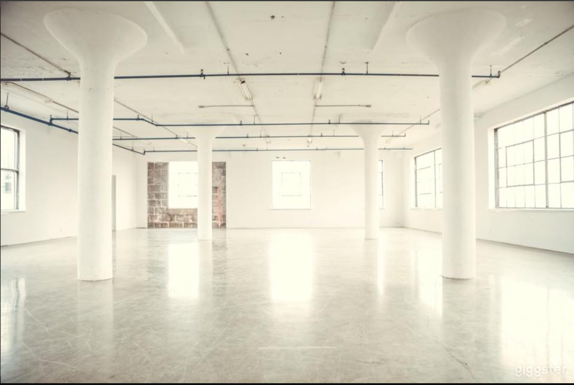 Photography studio in Montreal, Canada Photo 1