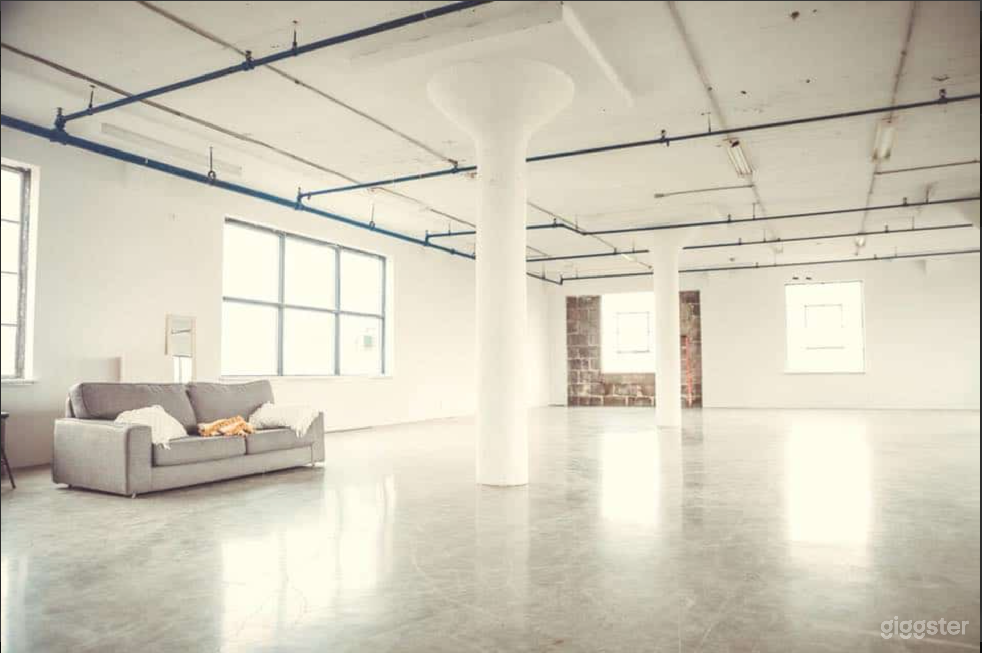 Photography studio in Montreal, Canada Photo 2