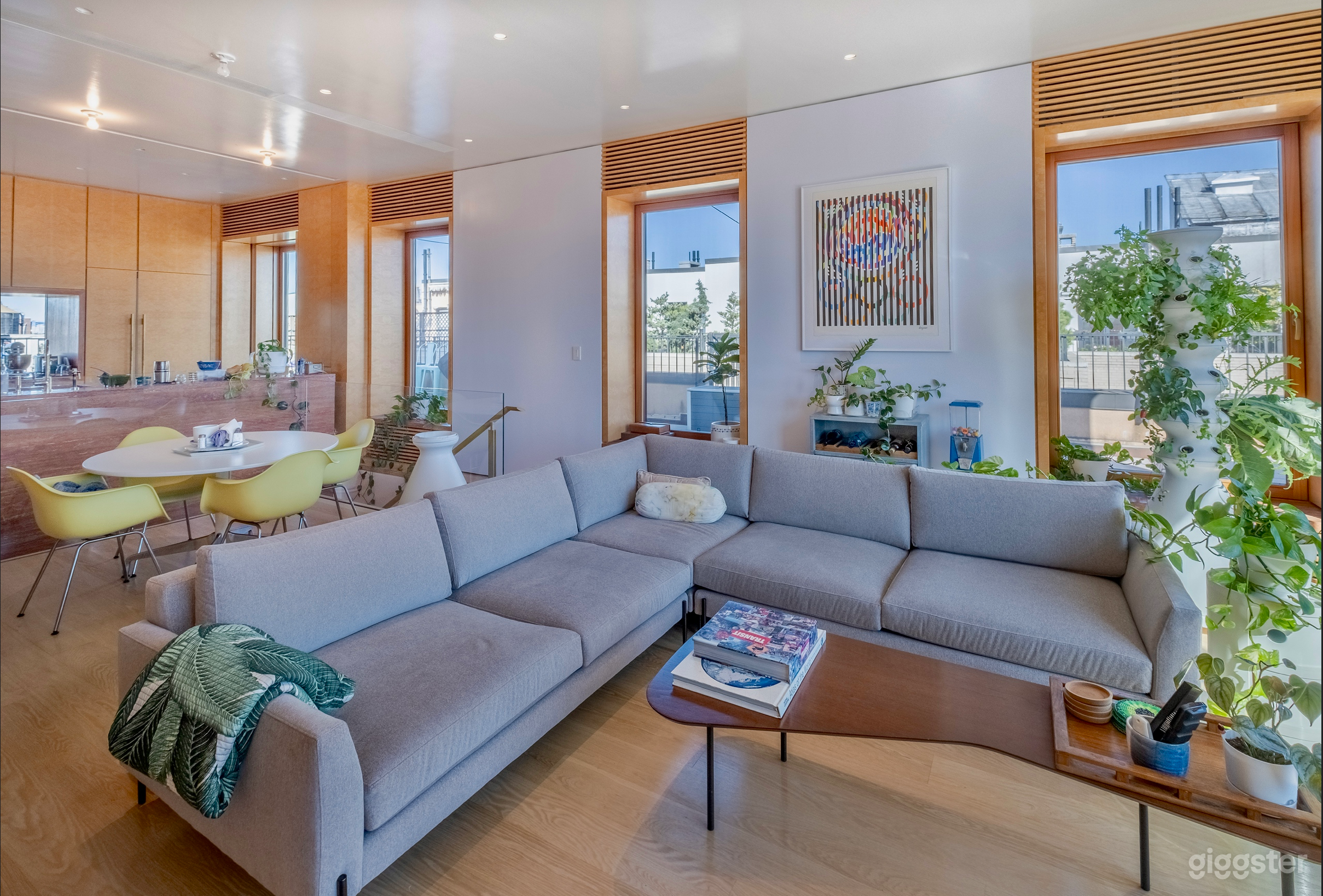 Shapira's Elegant/Artistic/High-End Penthouse Photo 1