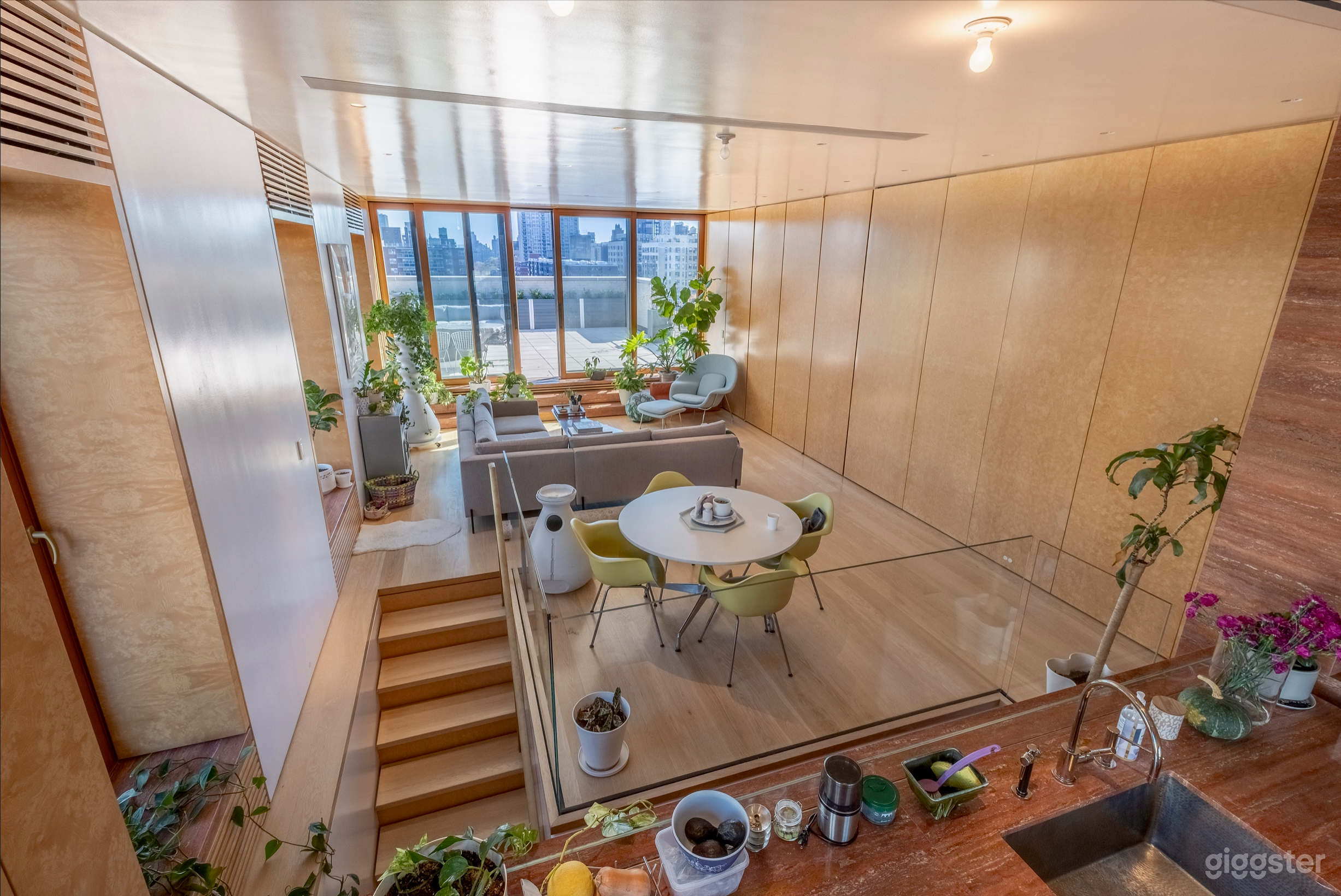 Shapira's Elegant/Artistic/High-End Penthouse Photo 2