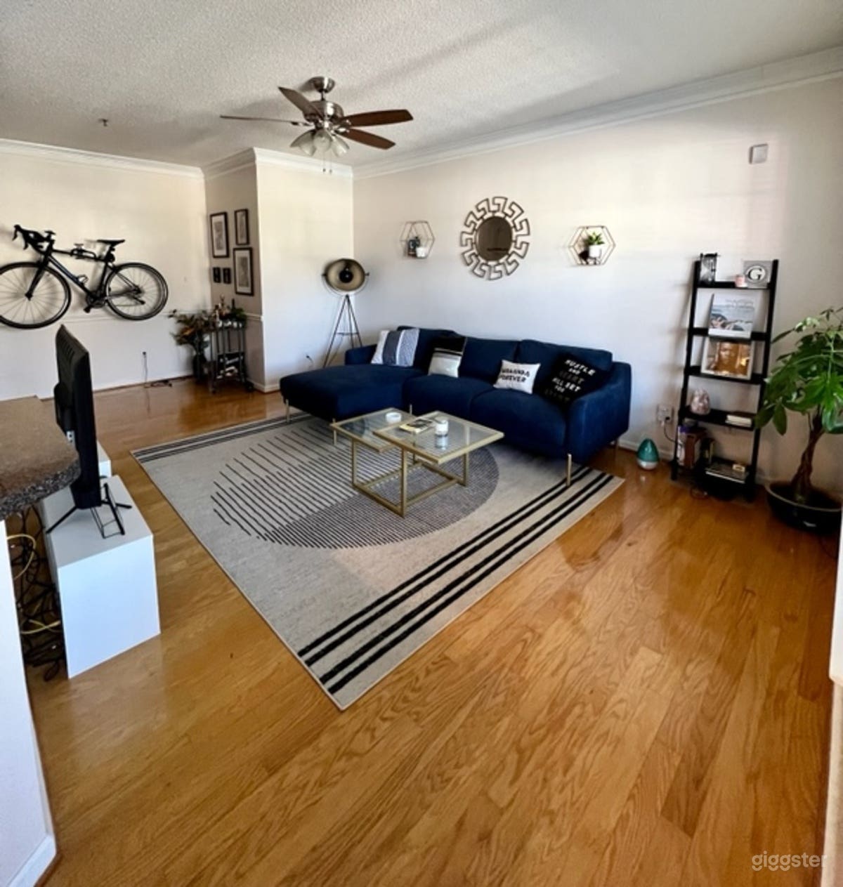 Roomy Modern Townhouse with Natural Light Photo 2