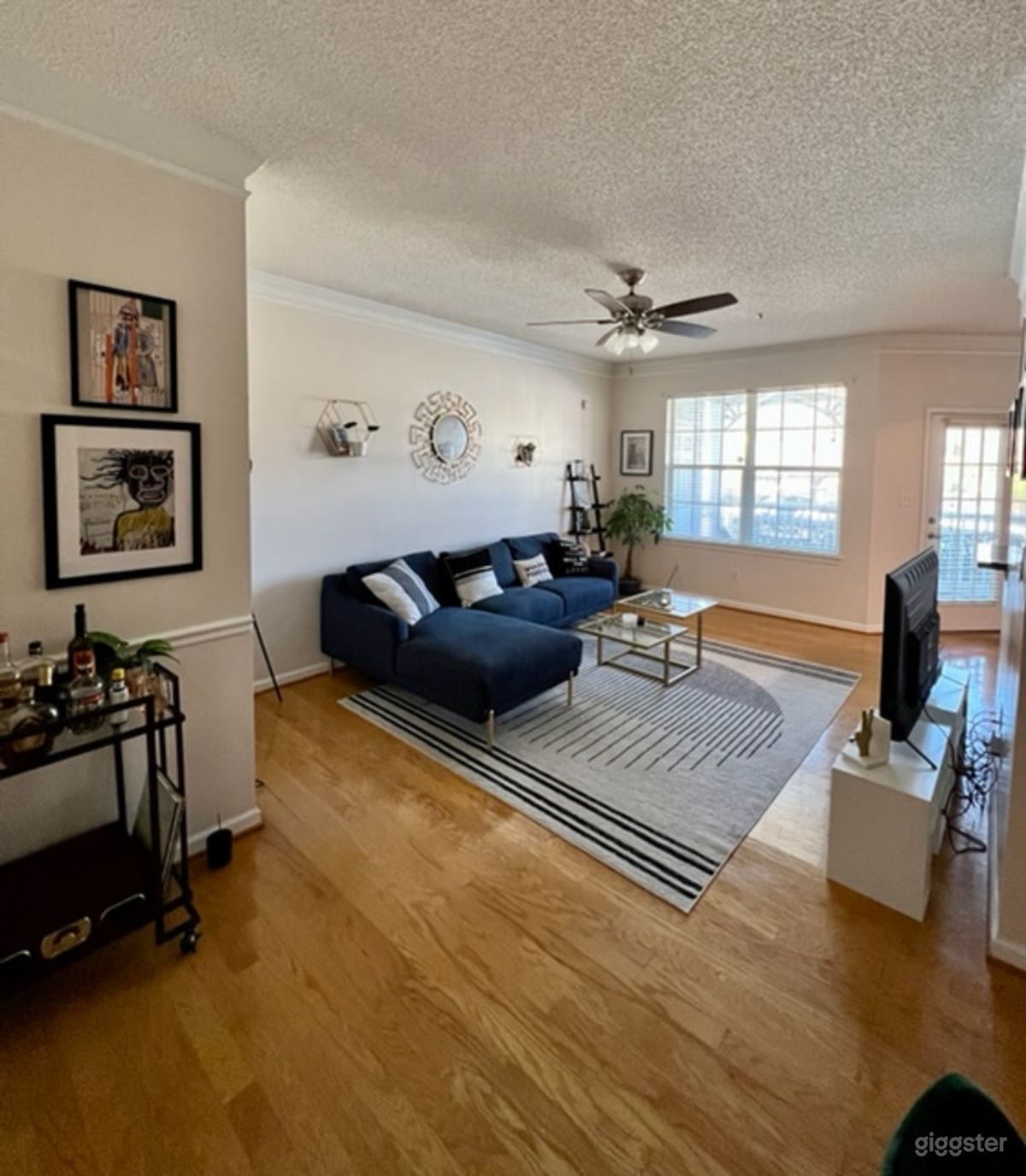 Roomy Modern Townhouse with Natural Light Photo 3