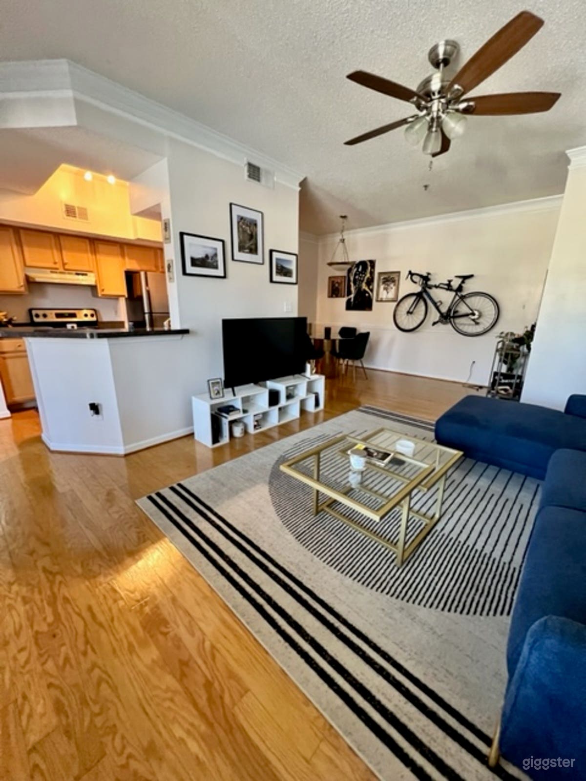 Roomy Modern Townhouse with Natural Light Photo 4