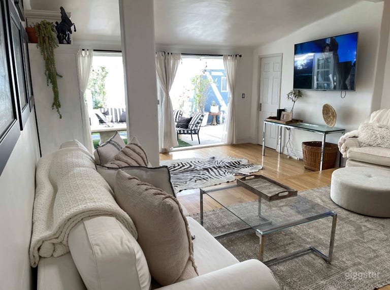  Valley Village Cottage Home 