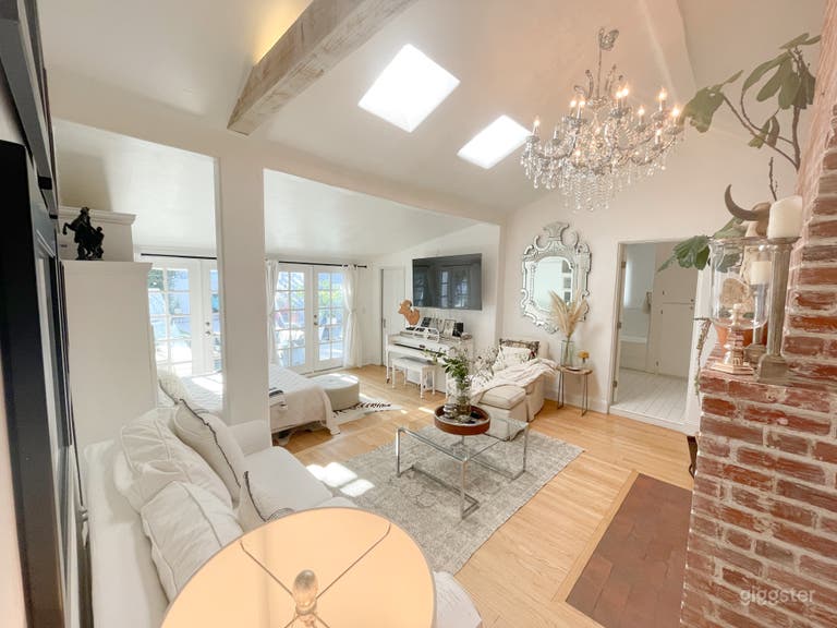  Valley Village Cottage Home 