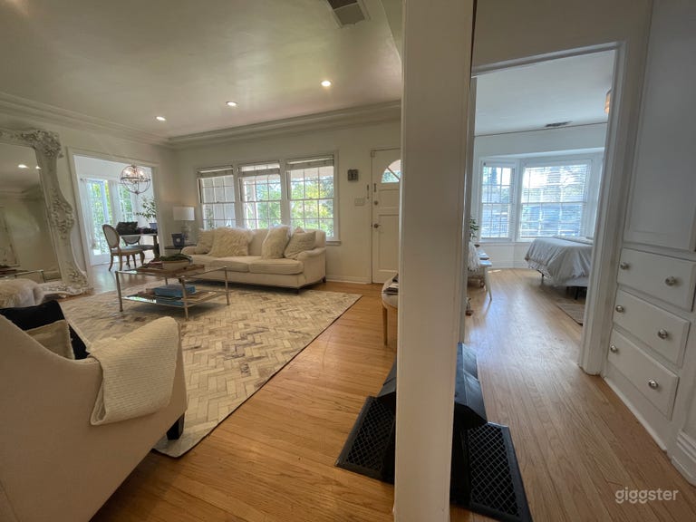  Valley Village Cottage Home 