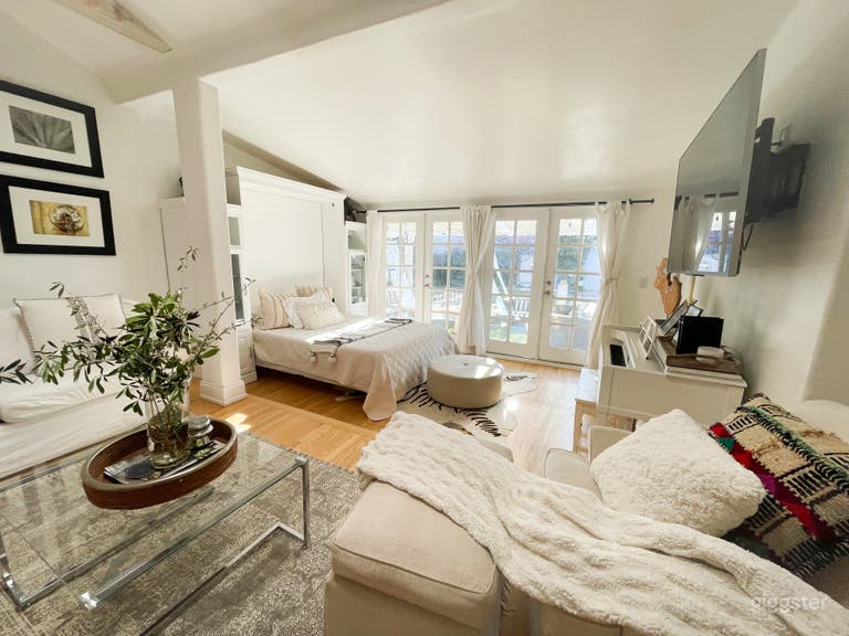  Valley Village Cottage Home 