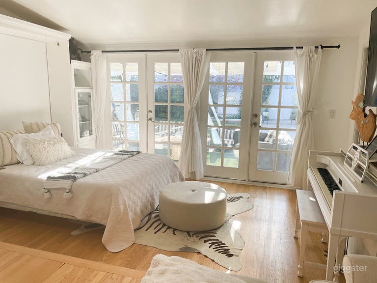  Valley Village Cottage Home 