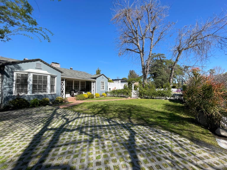  Valley Village Cottage Home 