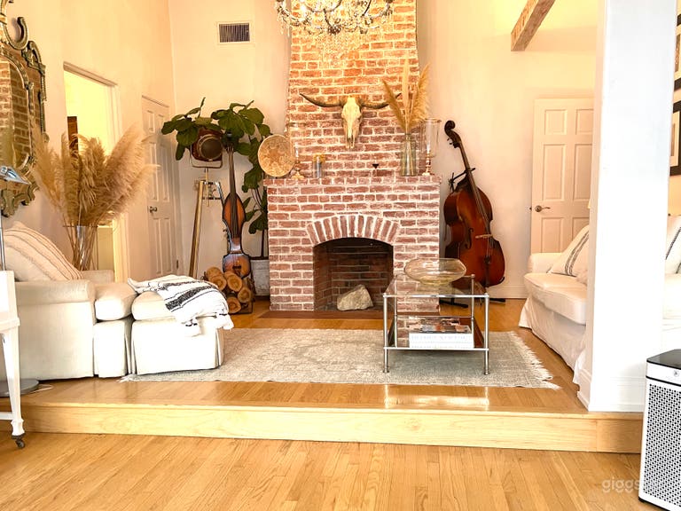  Valley Village Cottage Home 