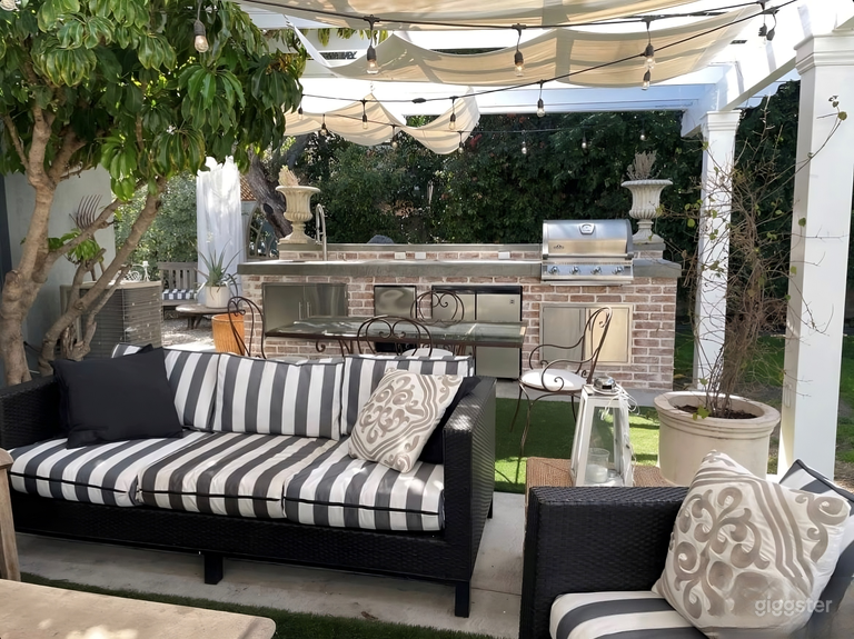  Valley Village Cottage Home 