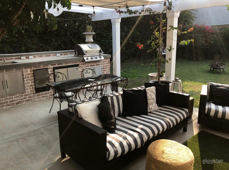  Valley Village Cottage Home 