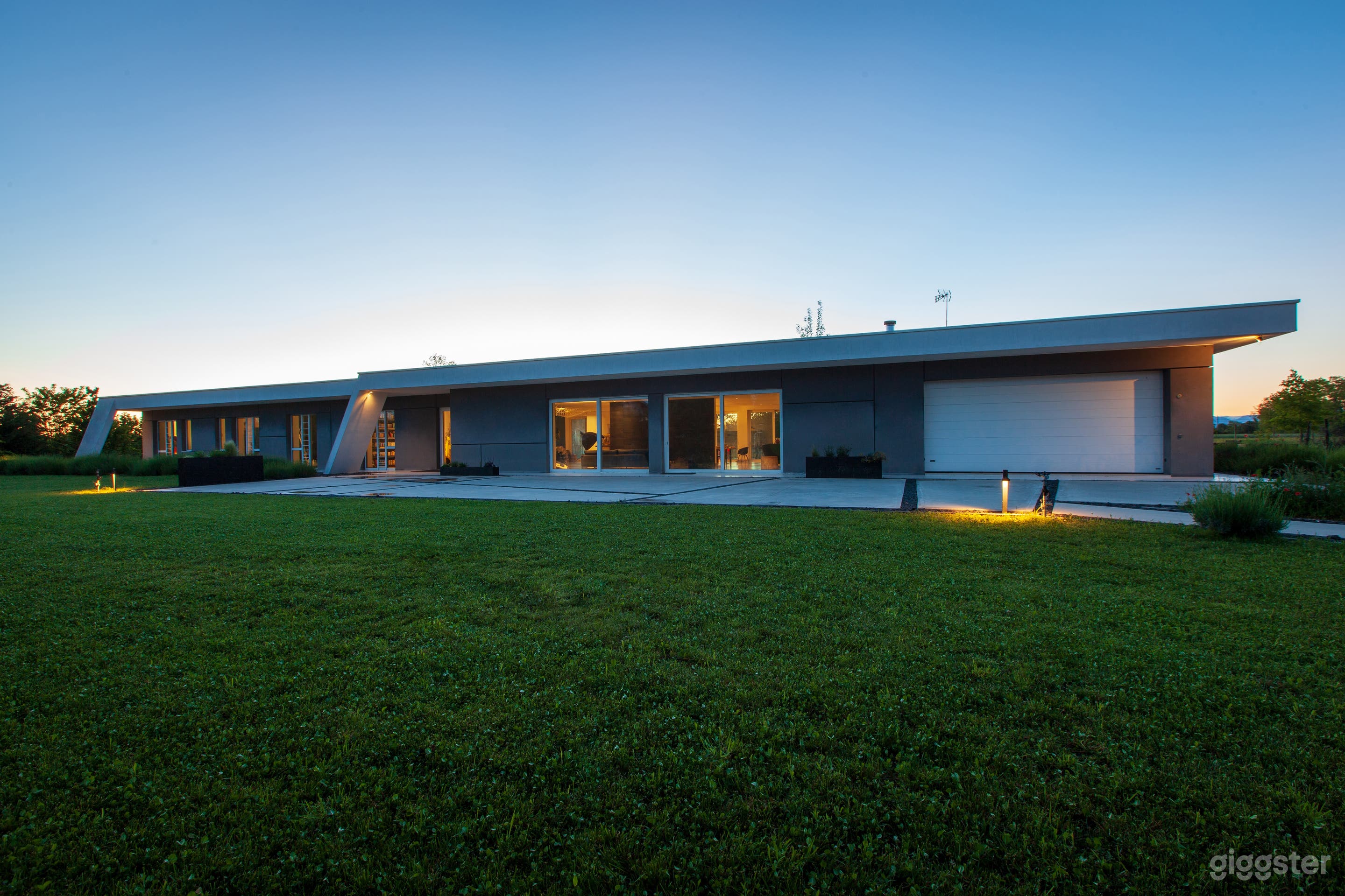 Gorgeous Contemporary Villa  Photo 1