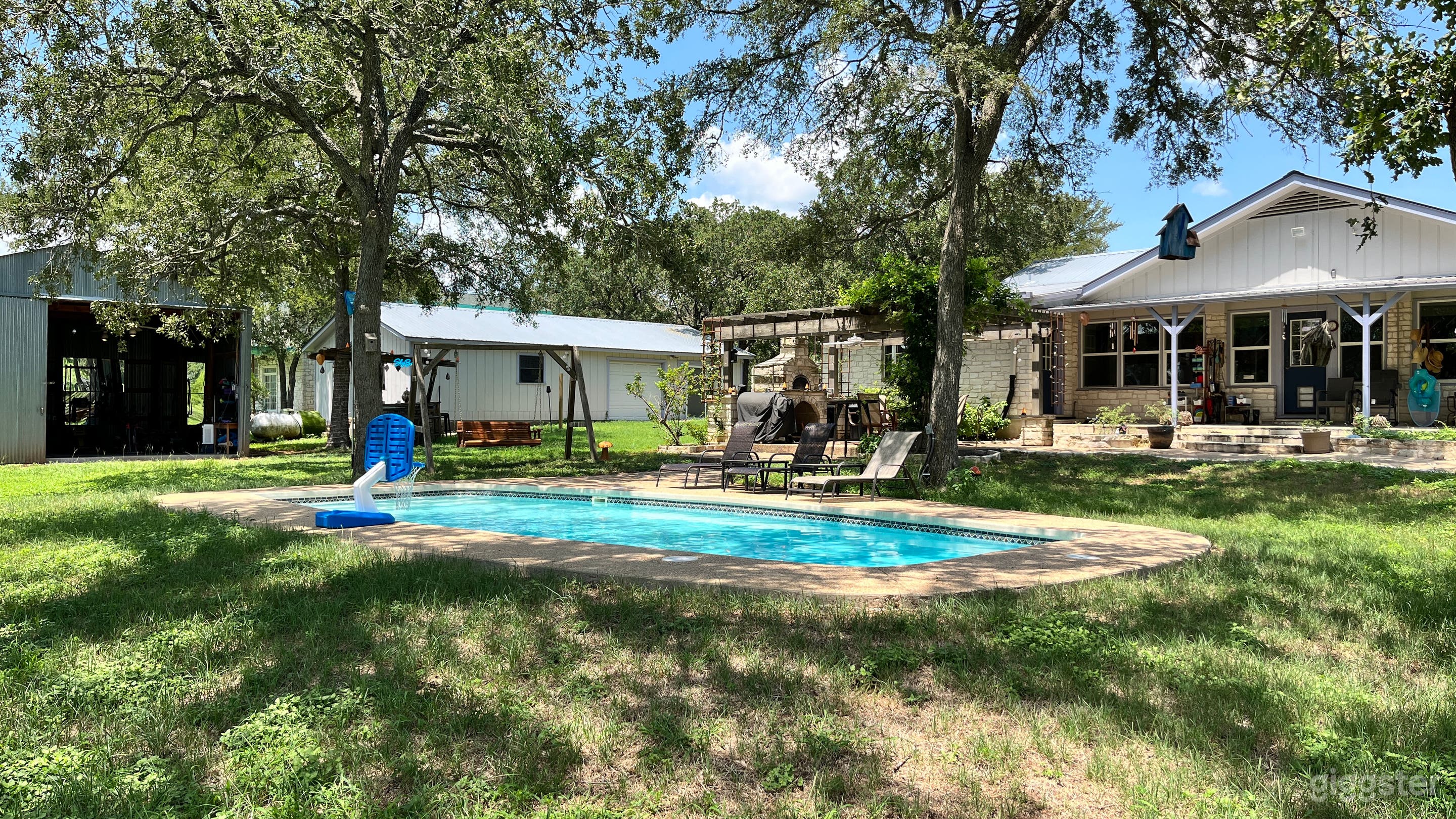 Beautiful Country Ranch with Modern Amenities Photo 4