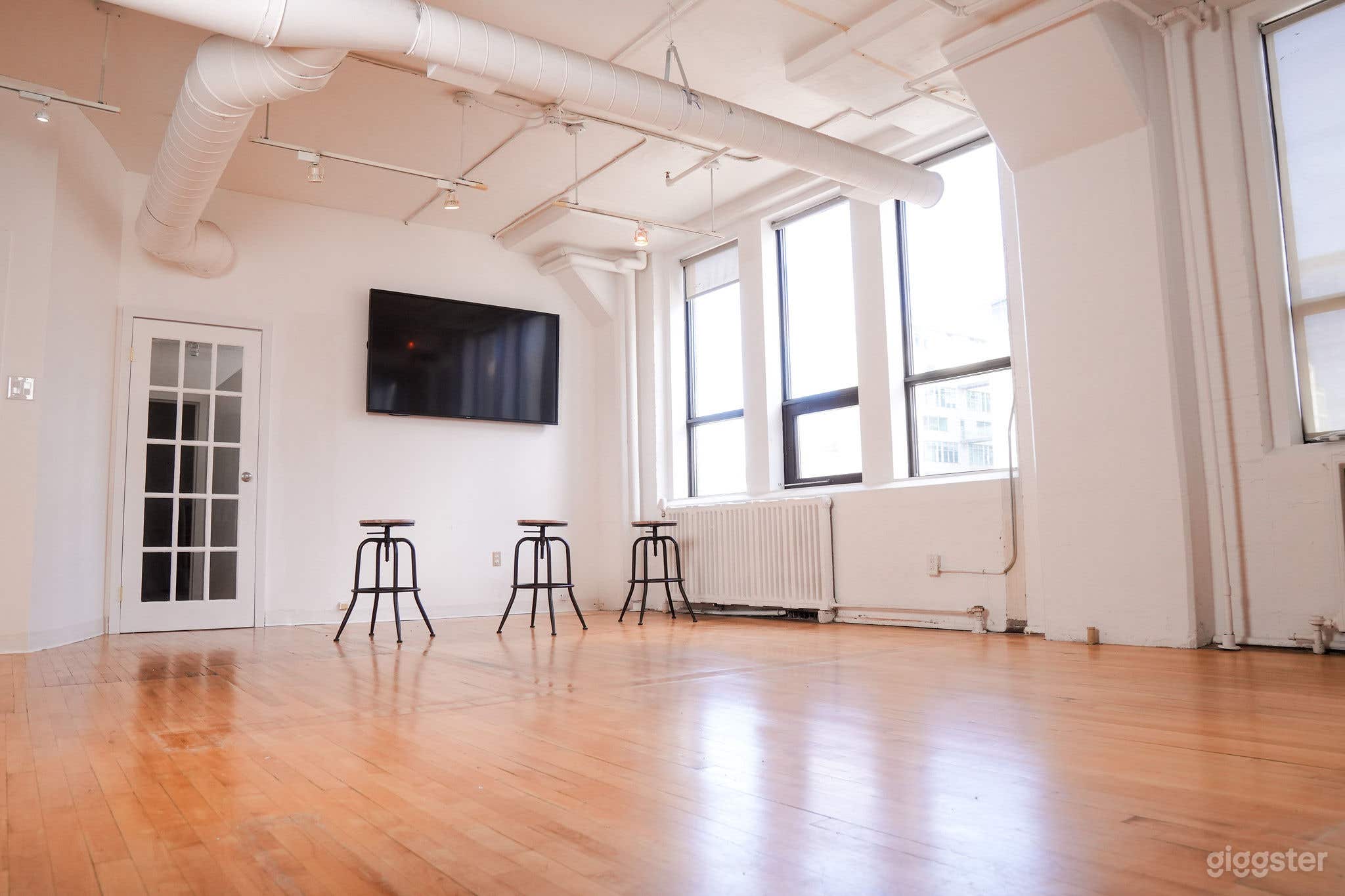 Modern Content Studio in Toronto Photo 1