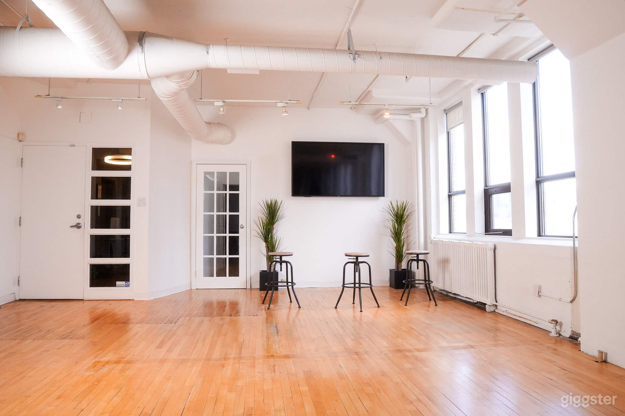 Modern Content Studio in Toronto Photo 2