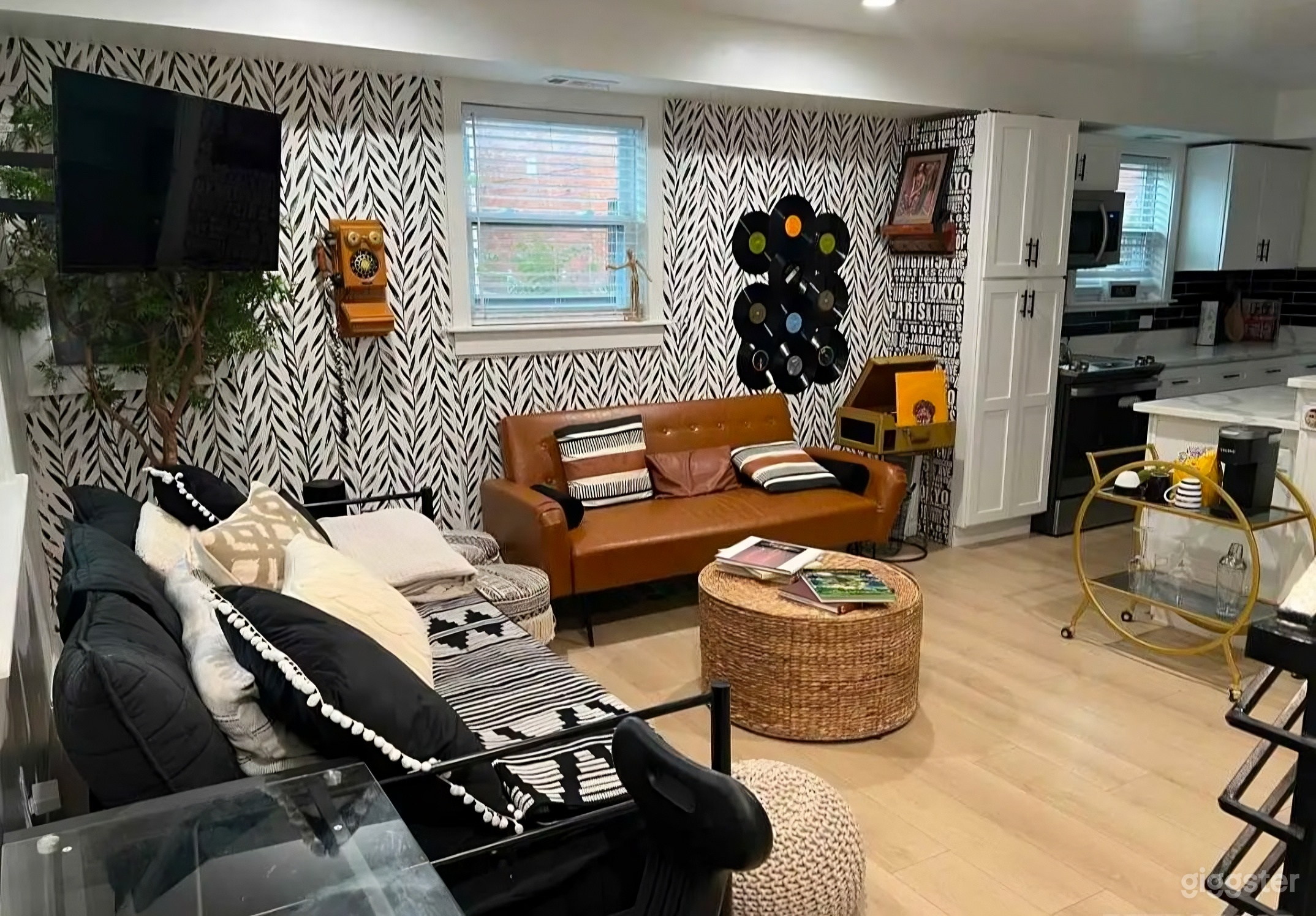 Stylish Creative Row Home with Bold Backdrops for Shoots Photo 2