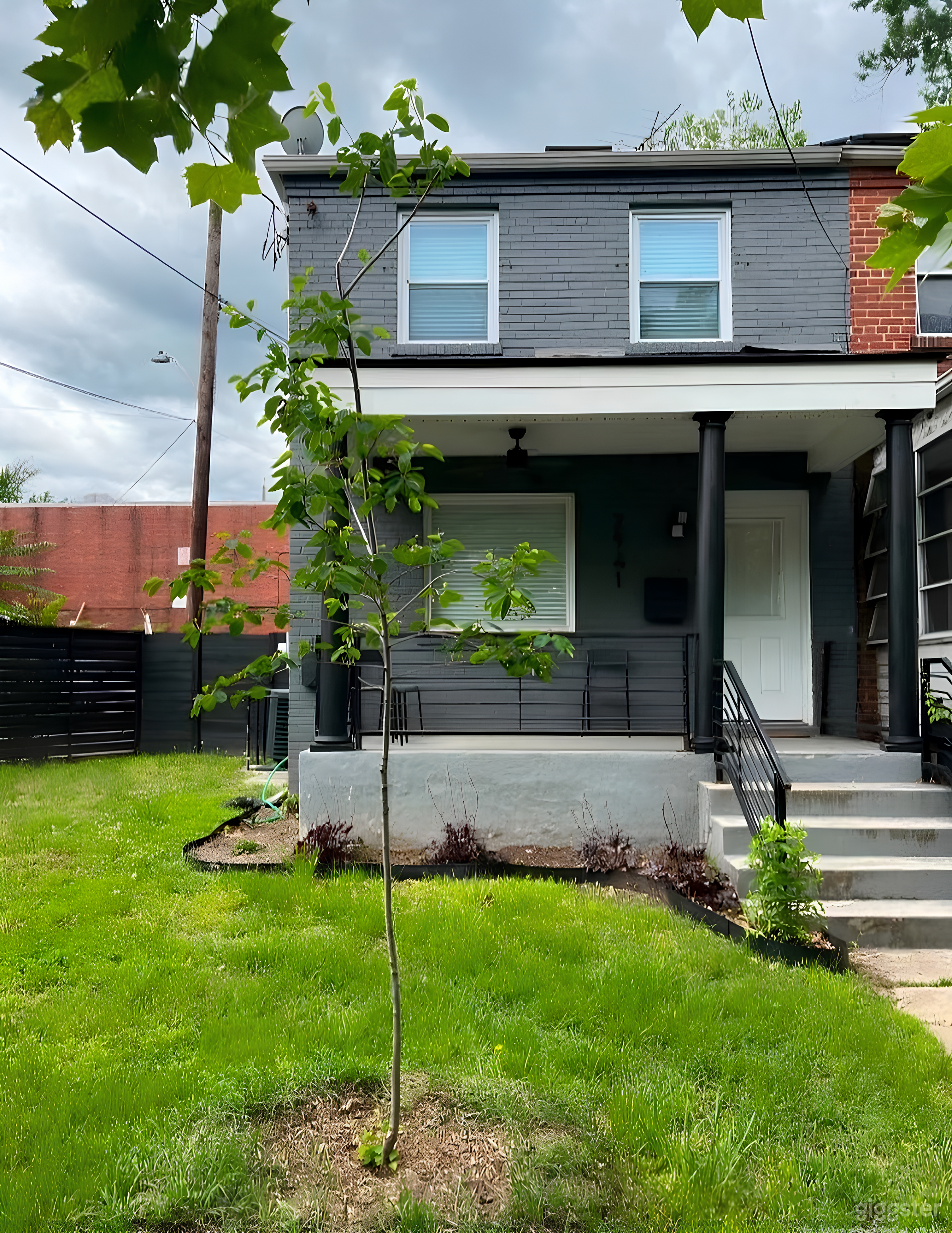 Stylish Creative Row Home with Bold Backdrops for Shoots Photo 3