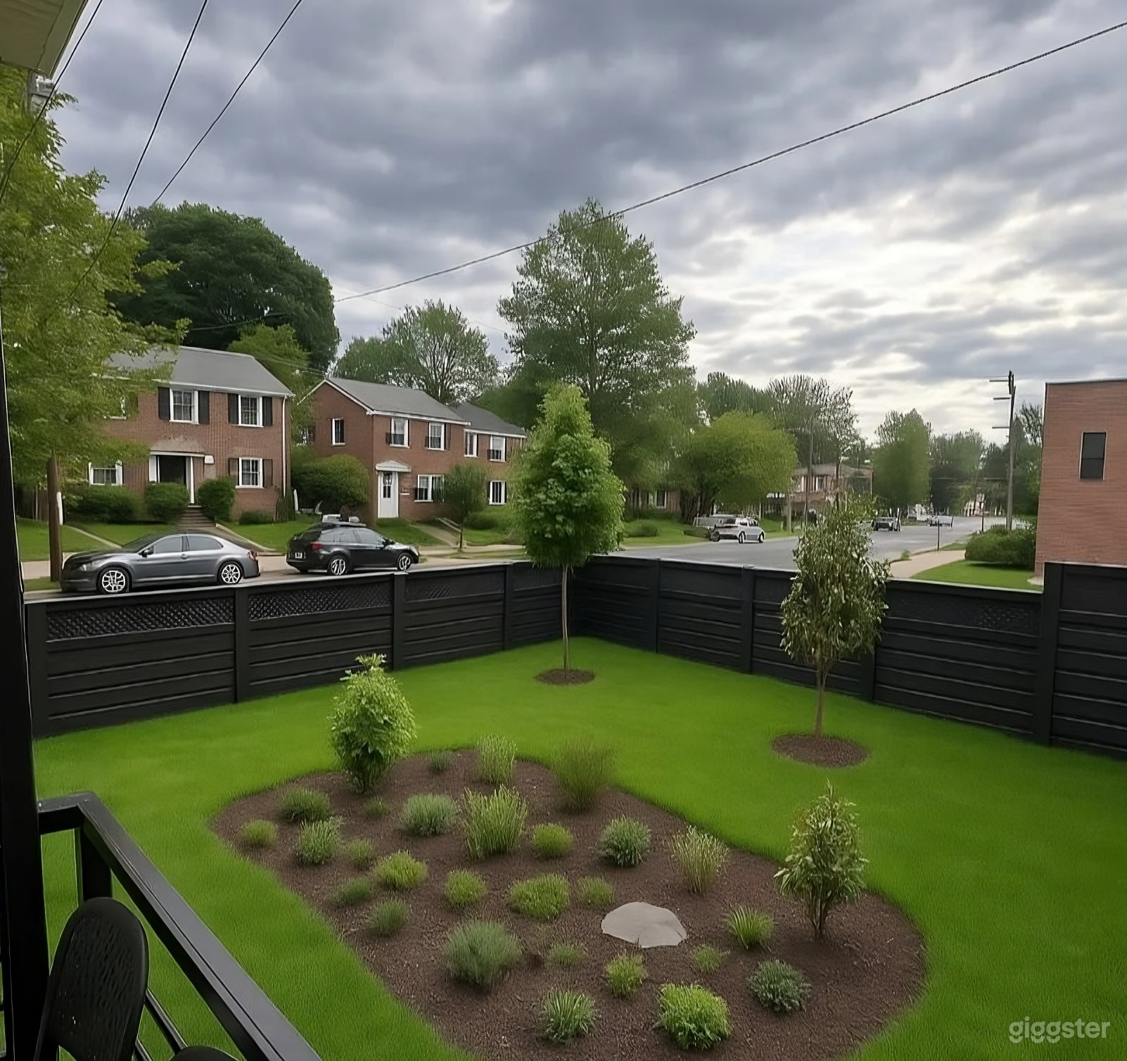 Stylish Creative Row Home with Bold Backdrops for Shoots Photo 4