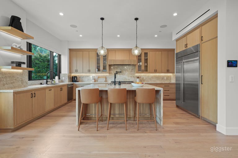  Modern Ranch-Style Mansion w/ Guest House & Pool 