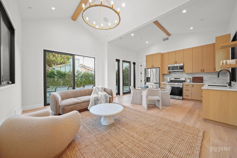  Modern Ranch-Style Mansion w/ Guest House & Pool 