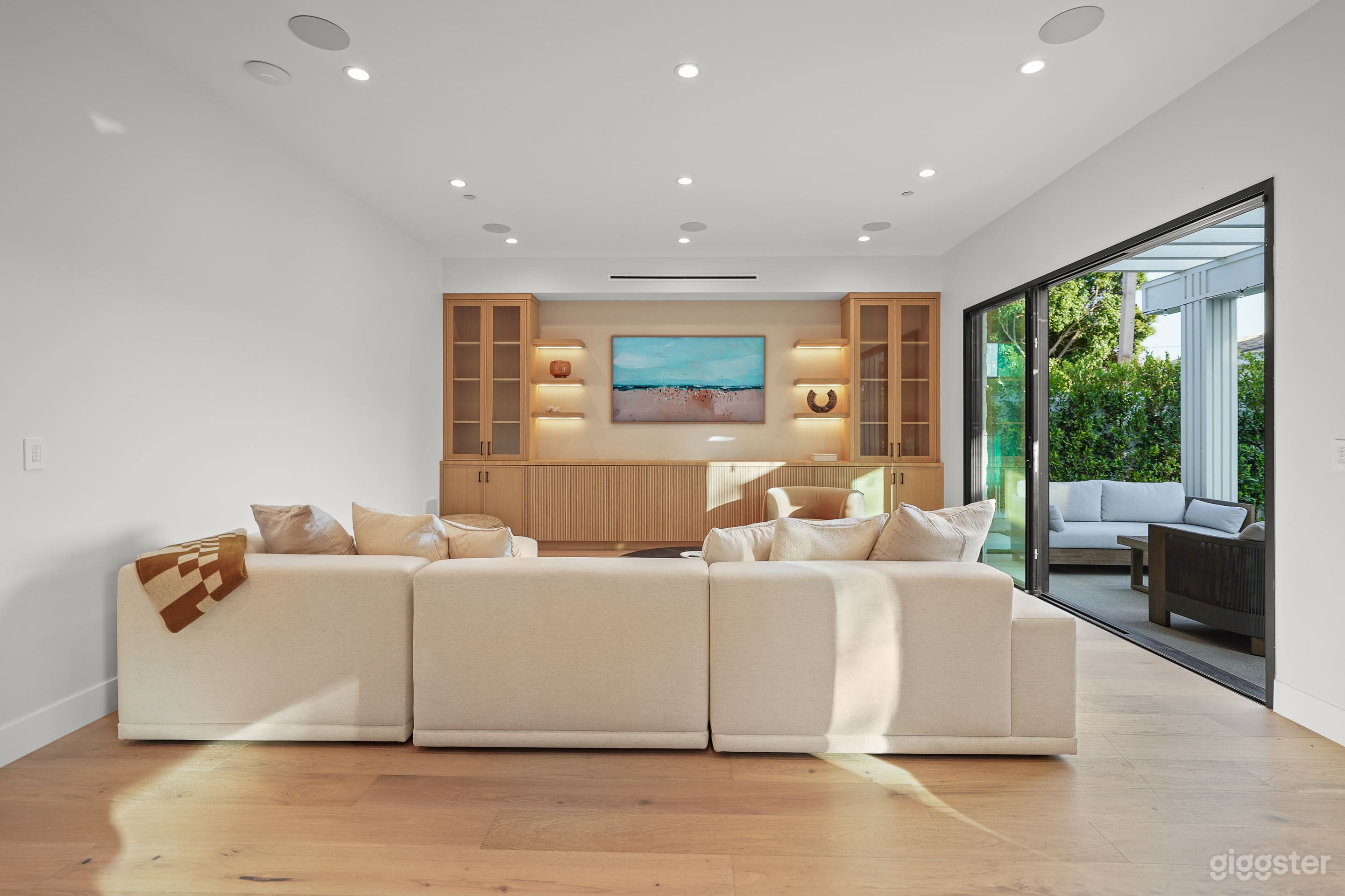 Modern Ranch-Style Mansion w/ Guest House &amp; Pool Photo 2