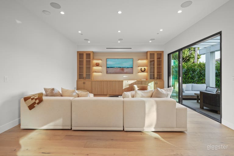  Modern Ranch-Style Mansion w/ Guest House & Pool 