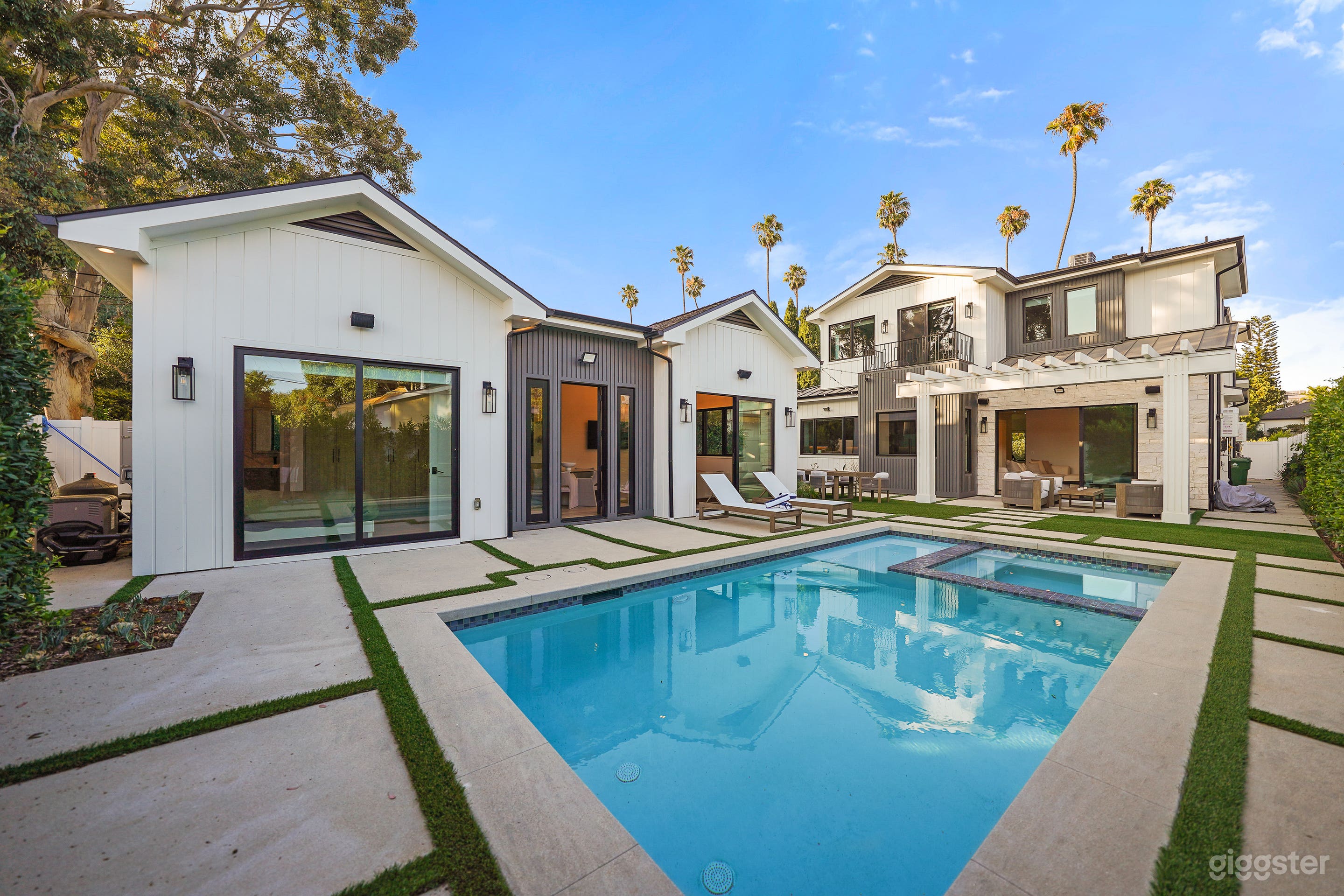 Modern Ranch-Style Mansion w/ Guest House &amp; Pool Photo 1