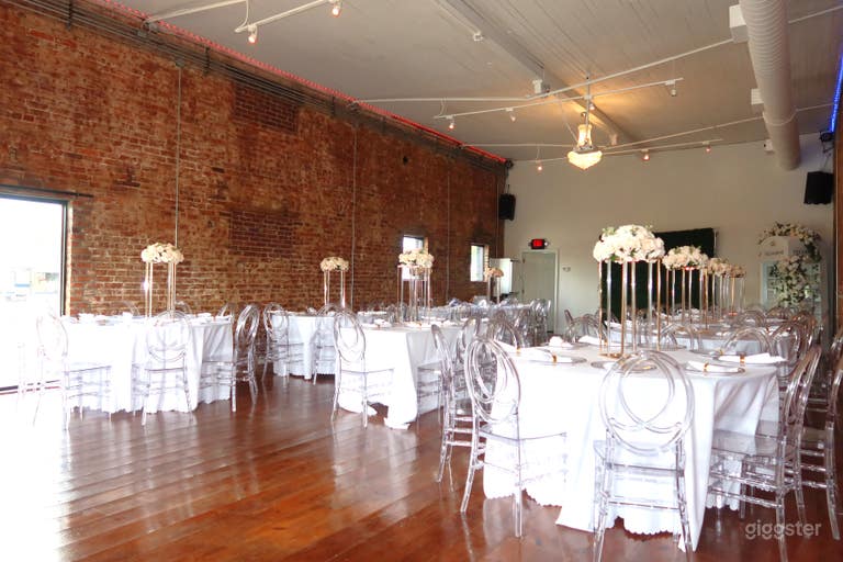  Lugar para Eventos con Elegantes Paredes de Ladrillo a la Vista 