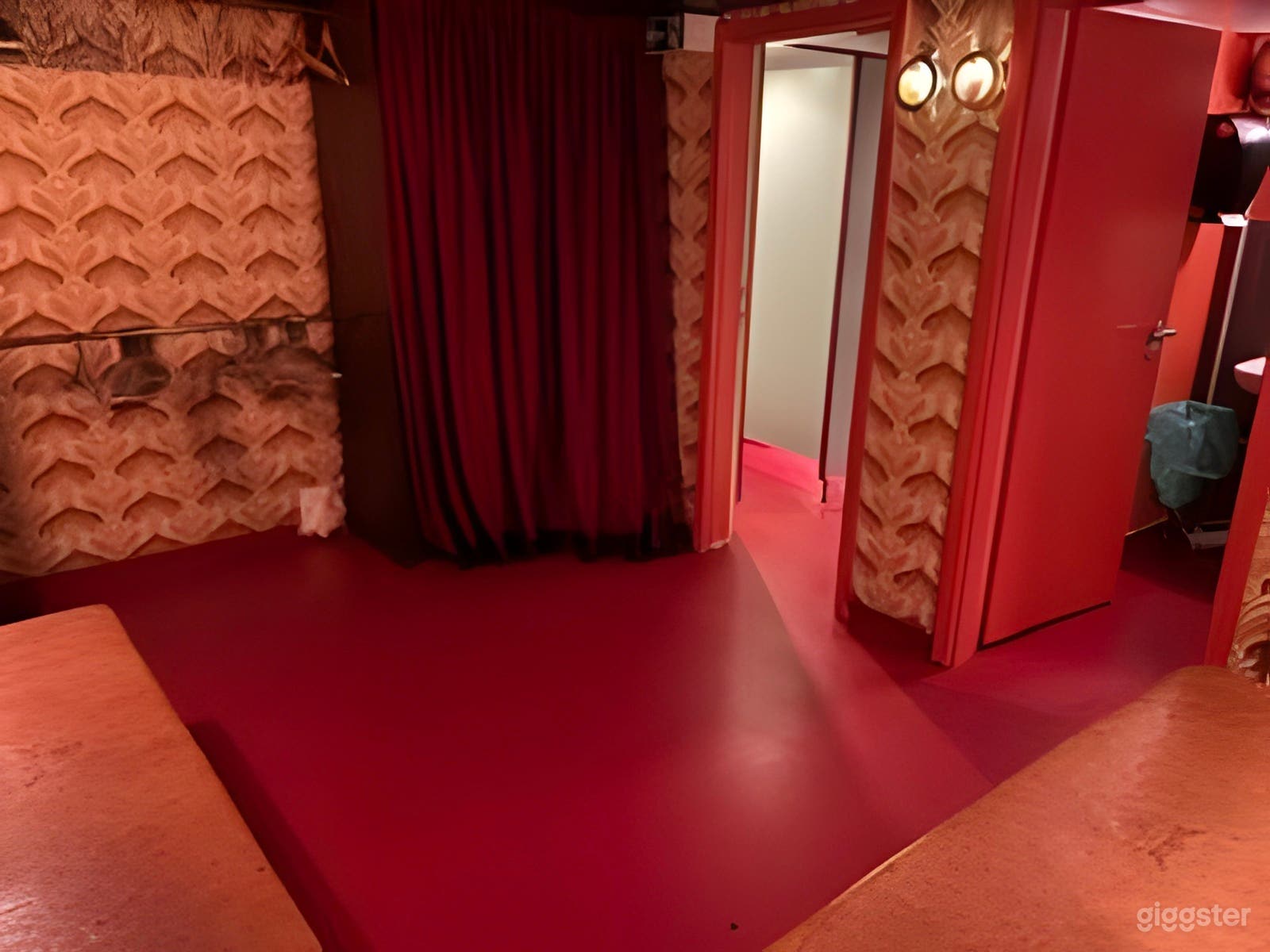 Kleiner Club im Keller Foto 1