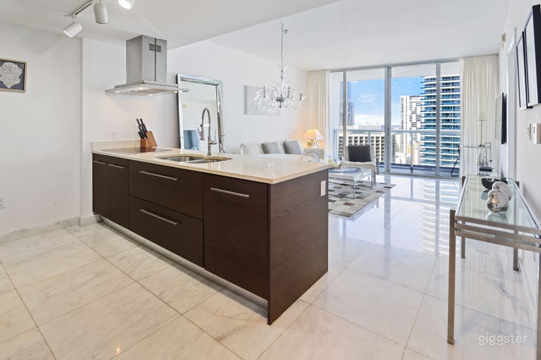  Condominio elegante en rascacielos con vistas al horizonte 