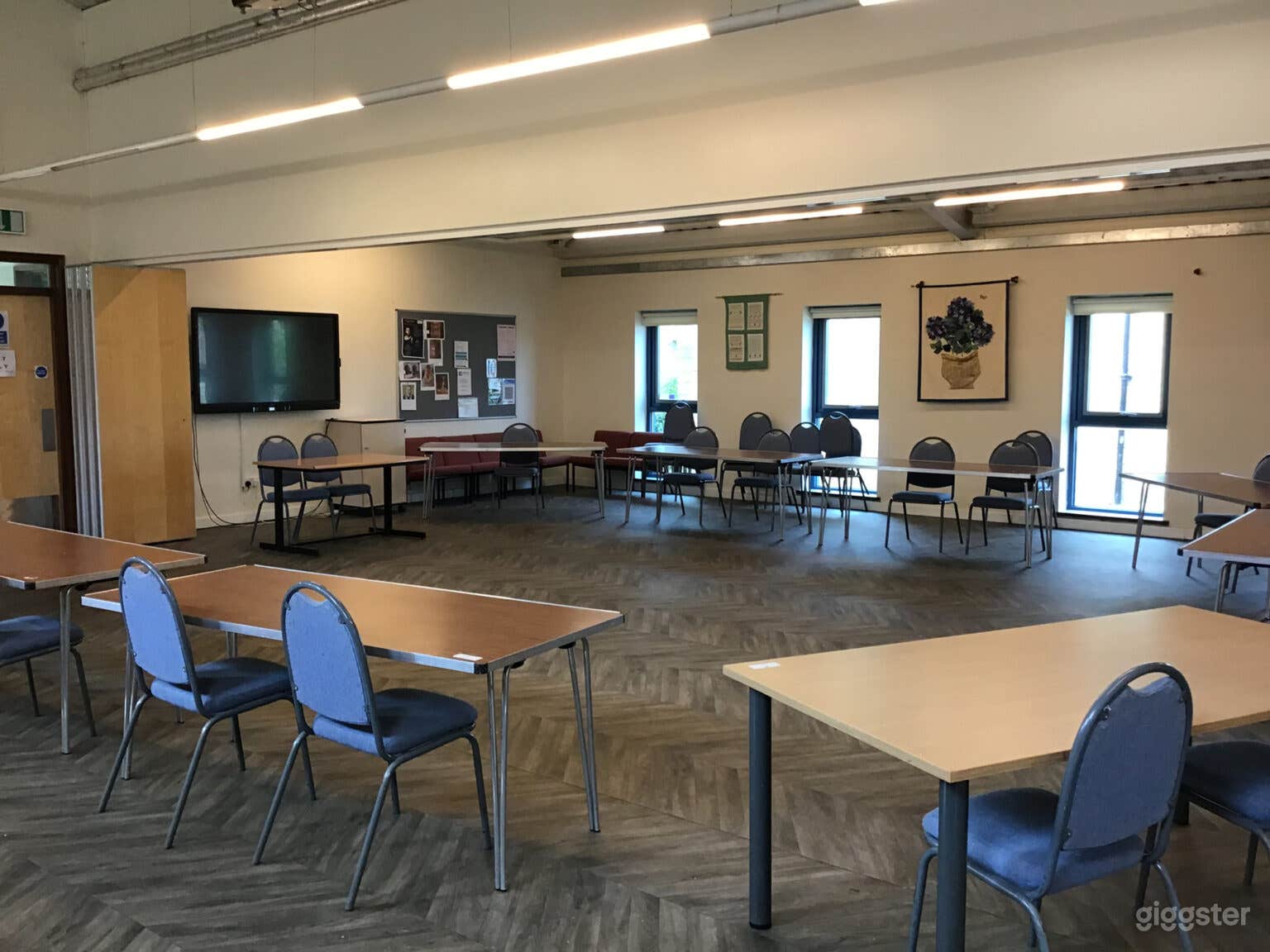 Spacious Community Hall for Exhibits and Events Photo 4