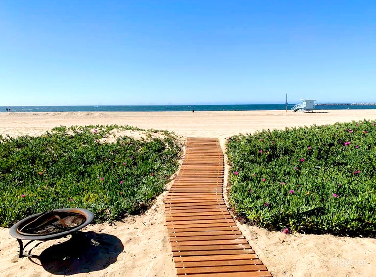  Giant Beach House on the Sand 