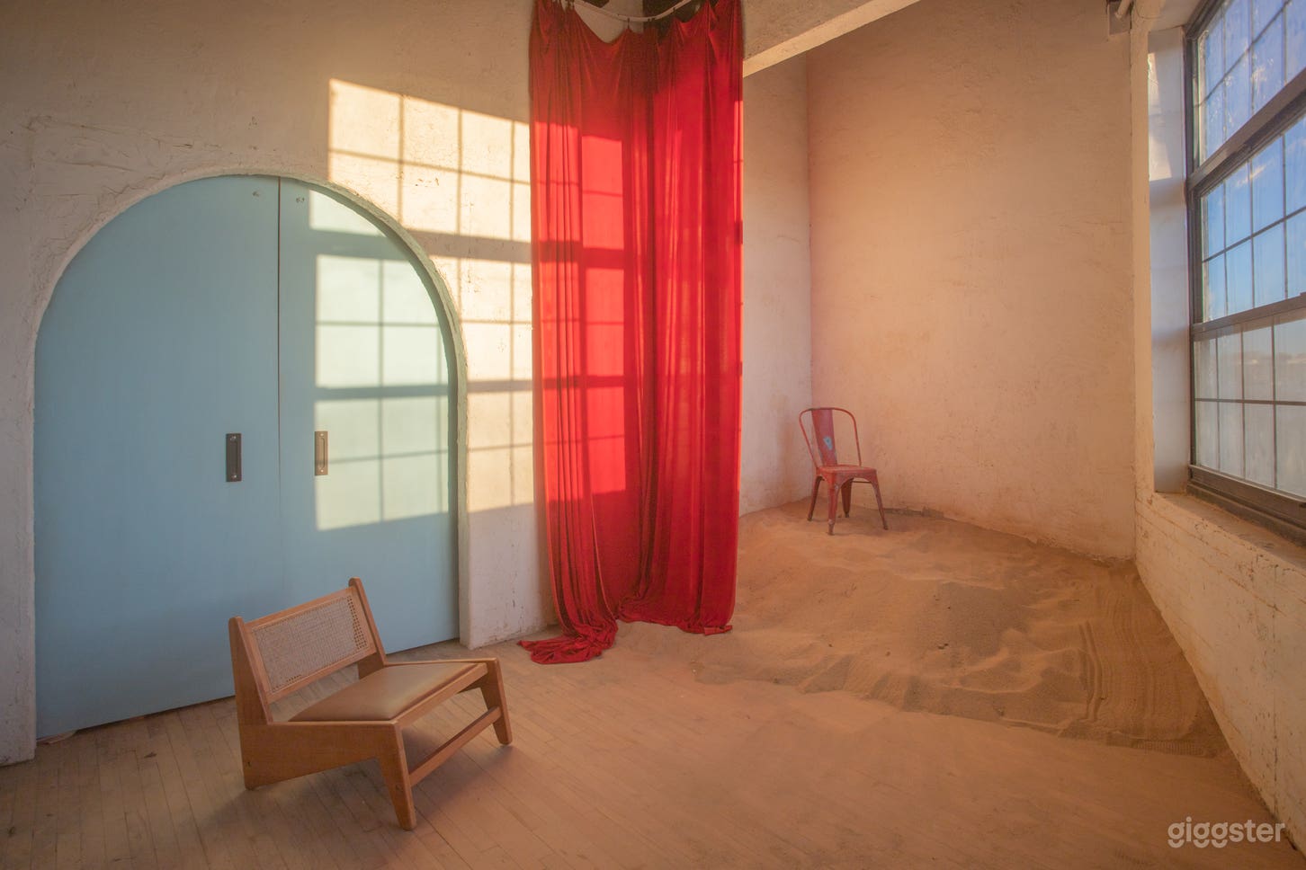 Small Photo Studio with Sand Photo 1