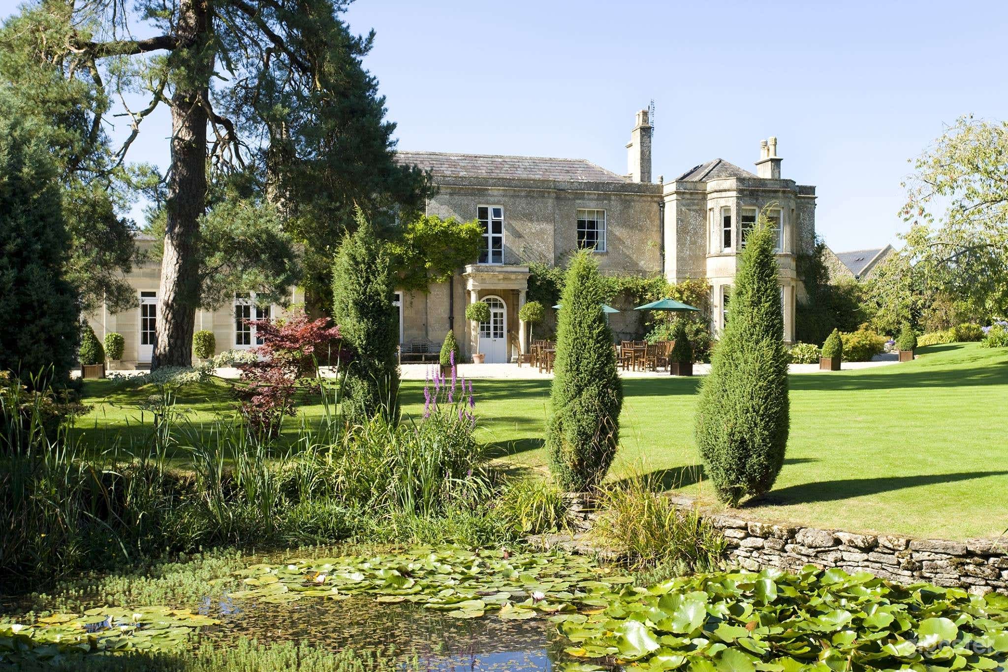 Bright and Spacious Outdoor Garden for Functions Photo 2