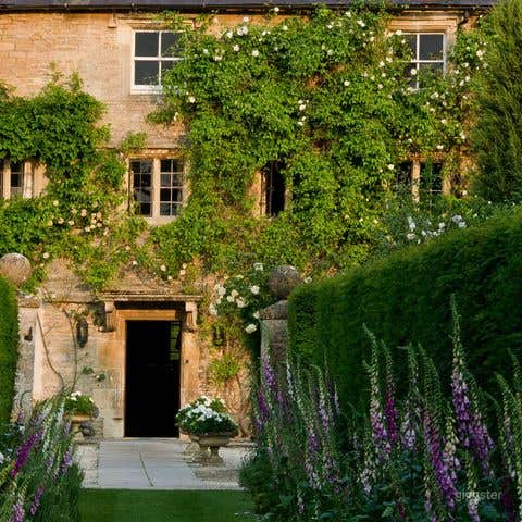 Bright and Spacious Outdoor Garden for Functions Photo 3