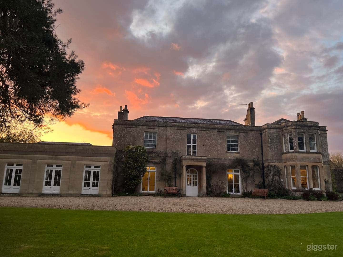 Bright and Spacious Outdoor Garden for Functions Photo 4