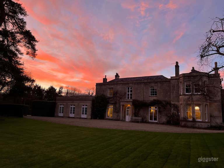  Bright and Spacious Outdoor Garden for Functions 