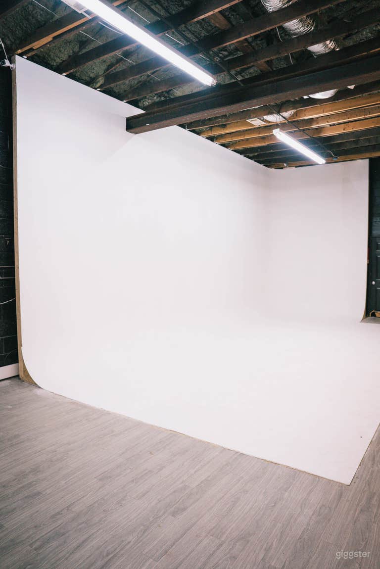  White Wall (25 x 9) in Atlanta 