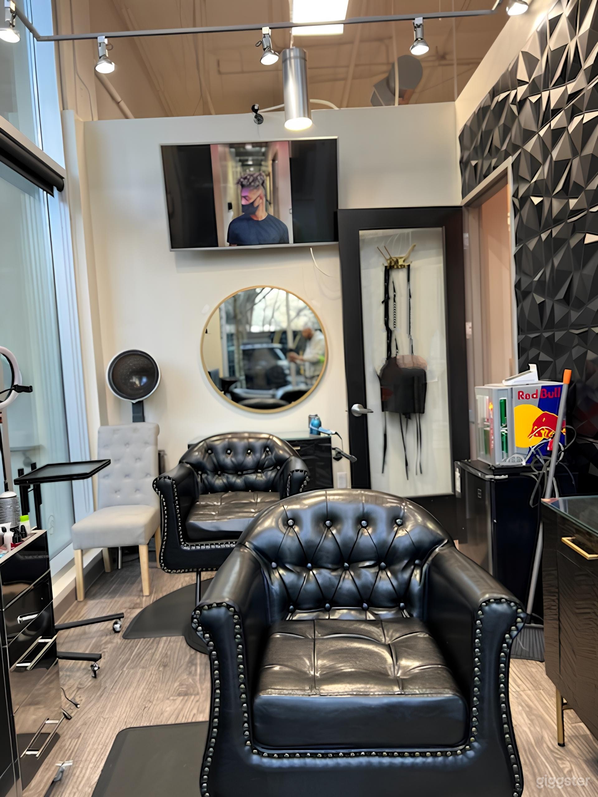 Modern Chic Salon Suite Photo 1