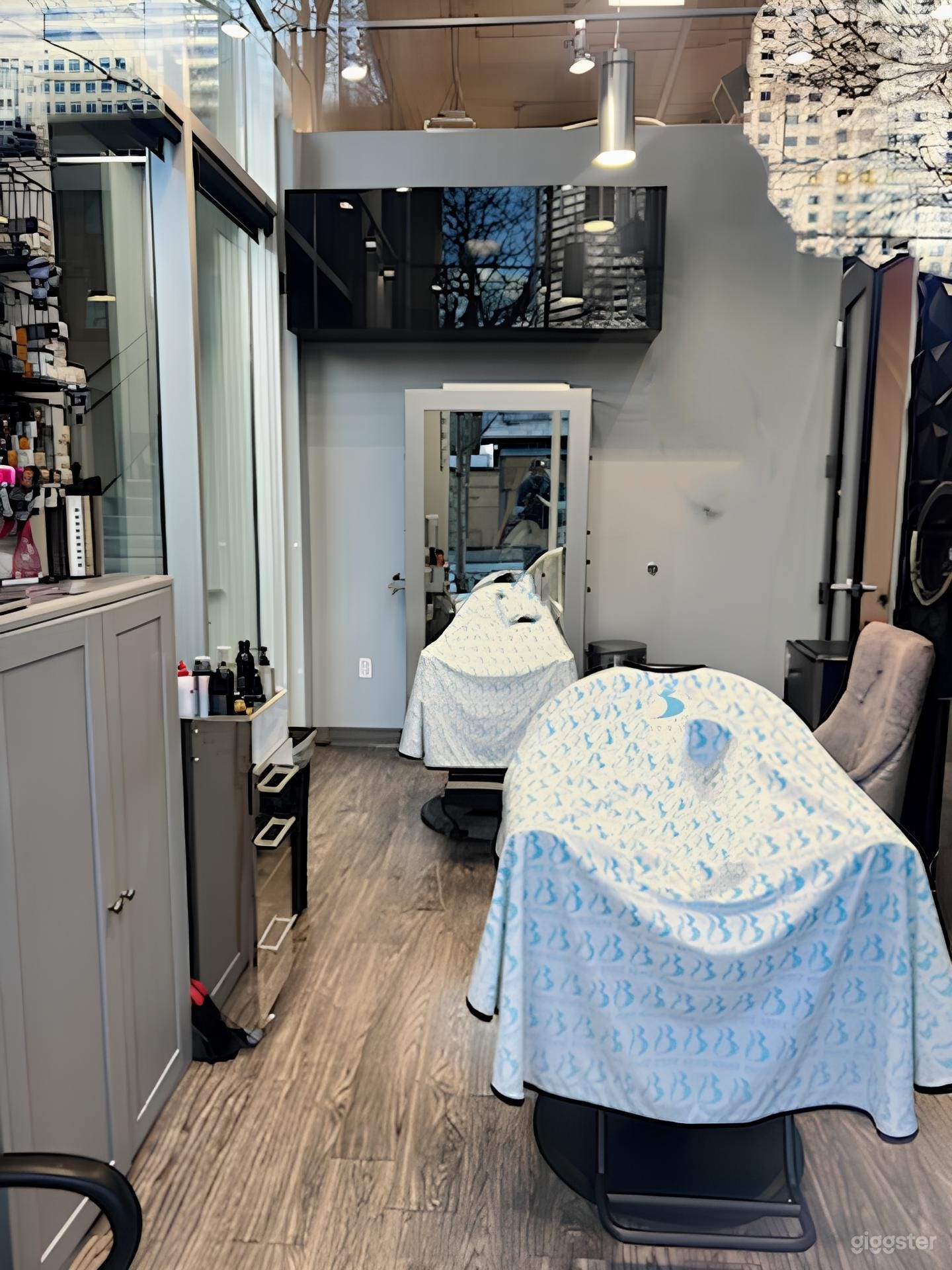 Modern Chic Salon Suite Photo 3