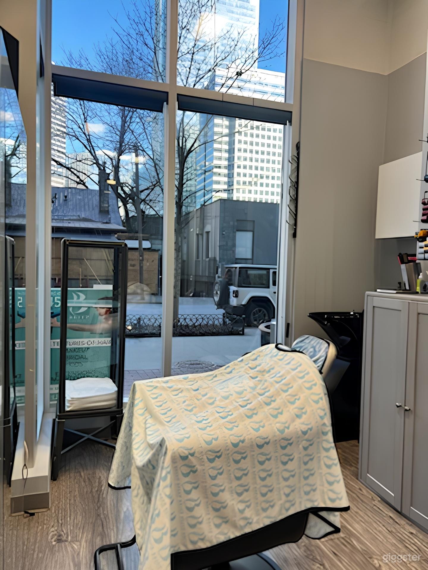 Modern Chic Salon Suite Photo 4