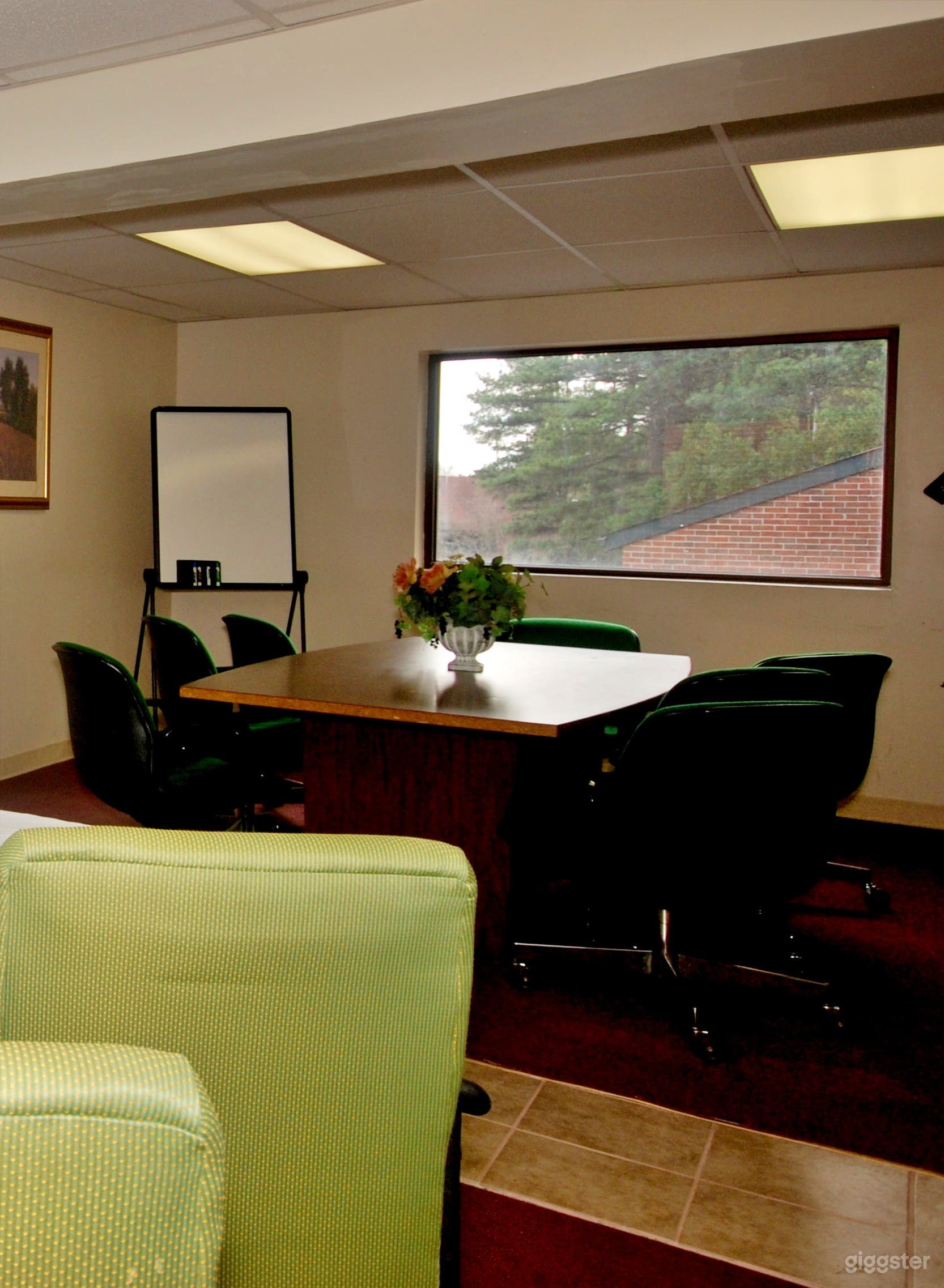 Small Conference Room for Meetings Photo 2