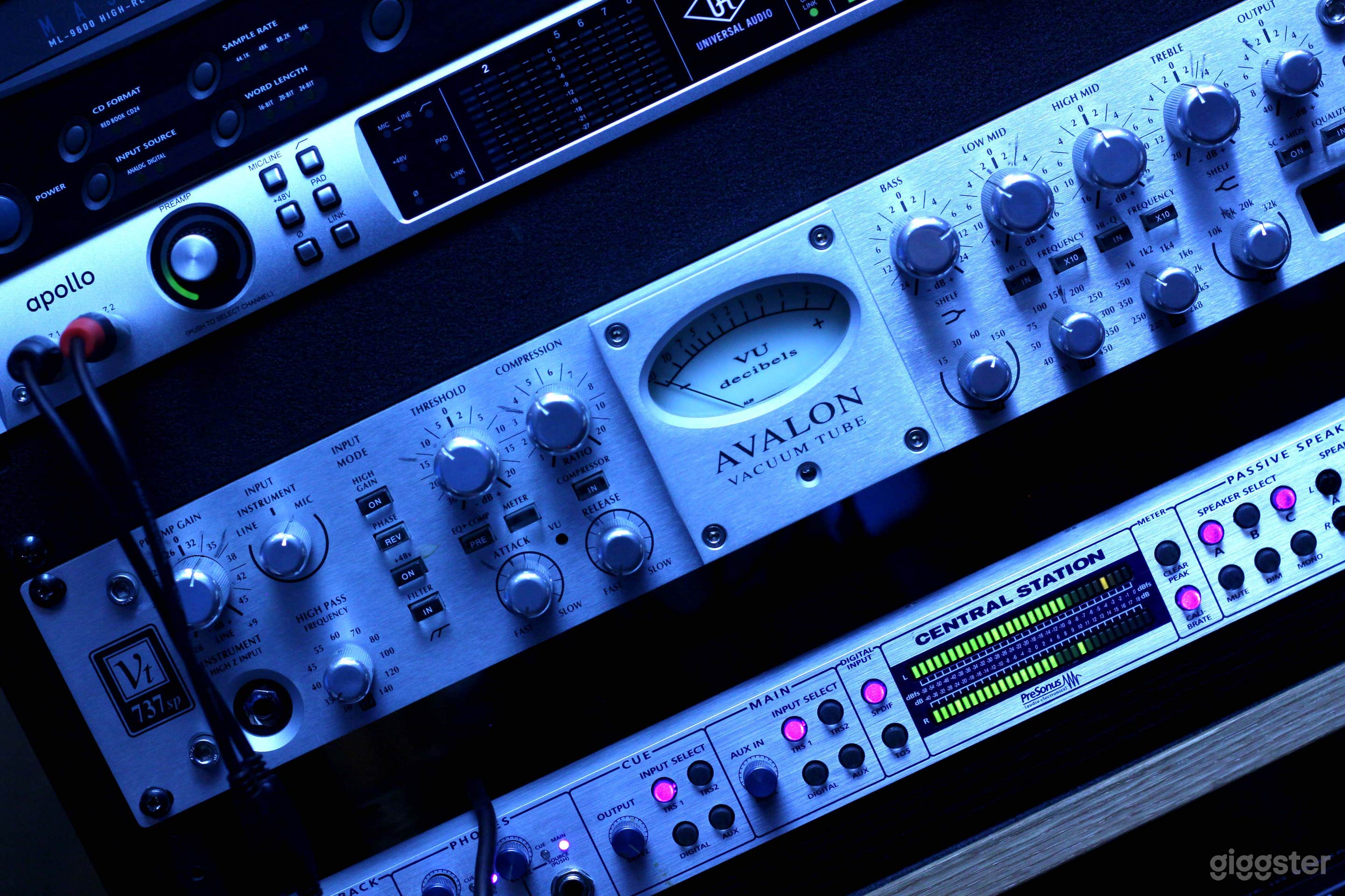 Blue Room Studio with Iso Booth Photo 4