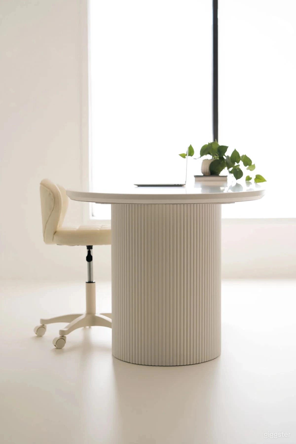 Modern Photo and Video Studio with Cyc Wall Photo 3