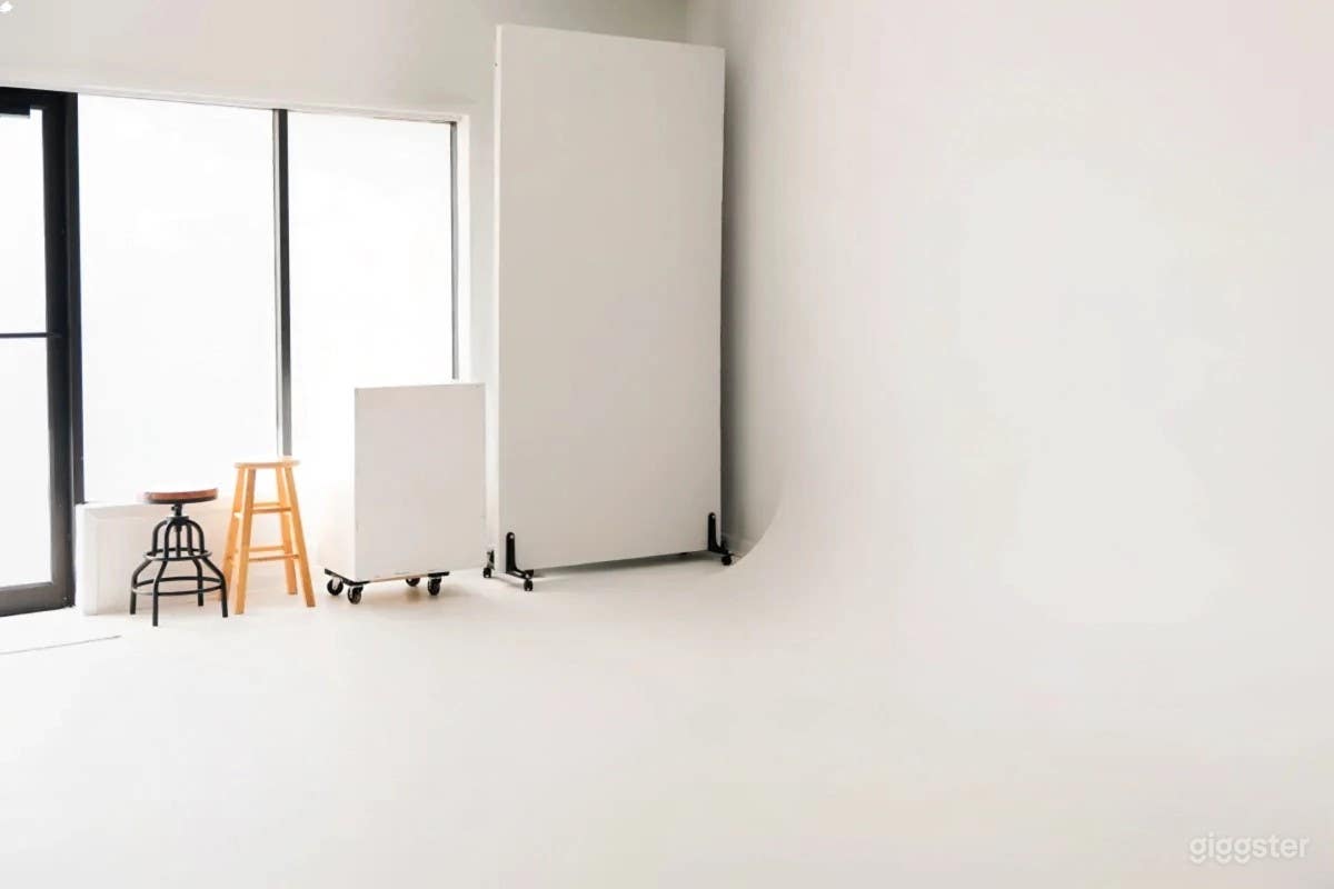 Modern Photo and Video Studio with Cyc Wall Photo 2