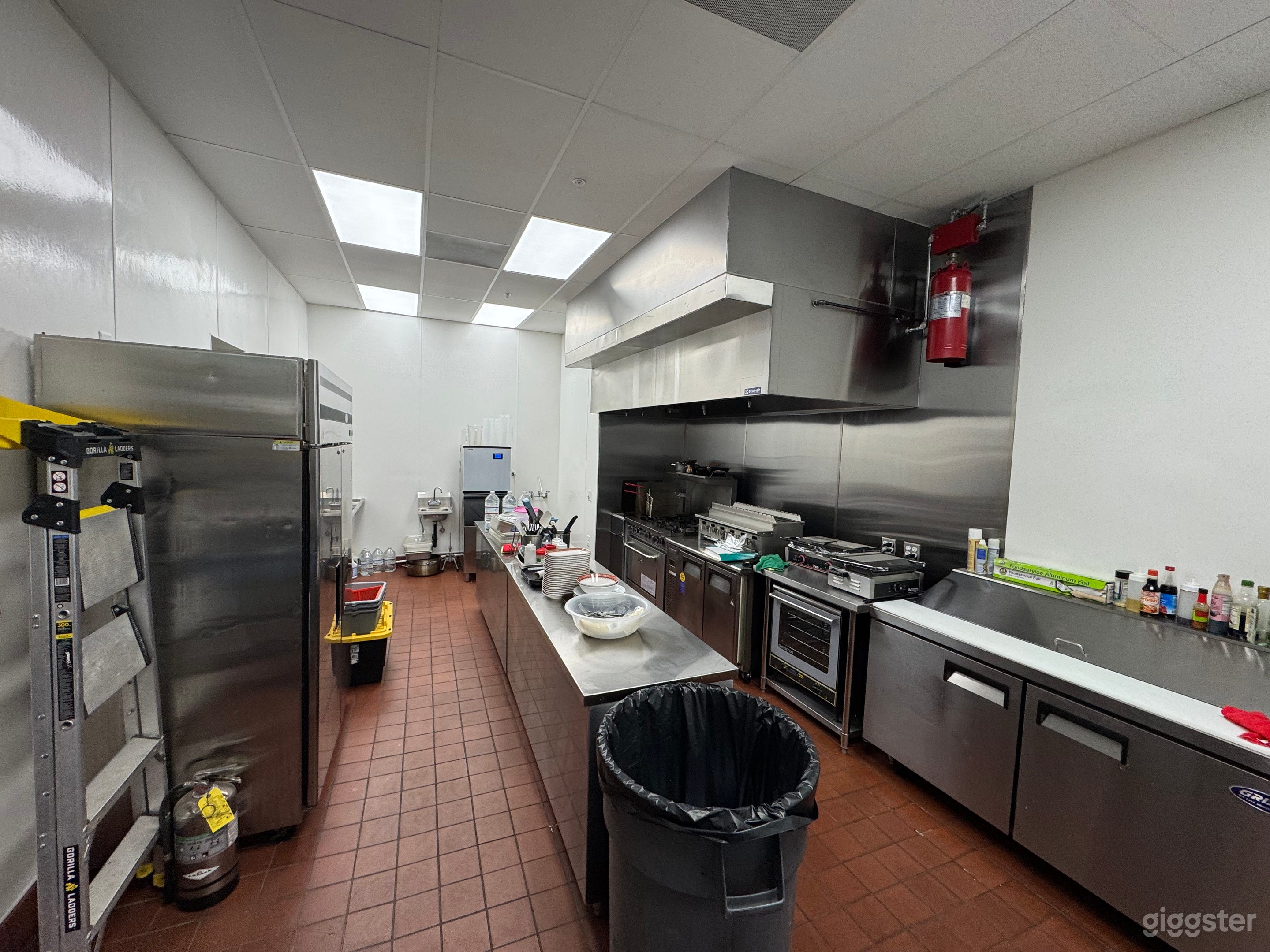 One-of-a-kind industrial kitchen location ! Photo 1