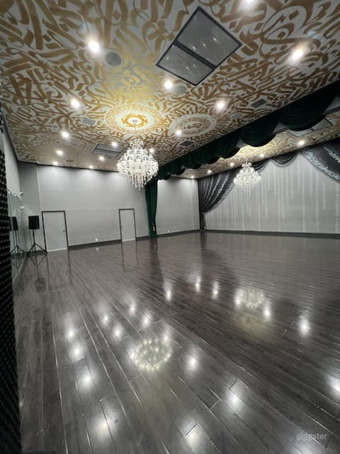 Fancy Ballroom Crystal Chandeliers Photo 4