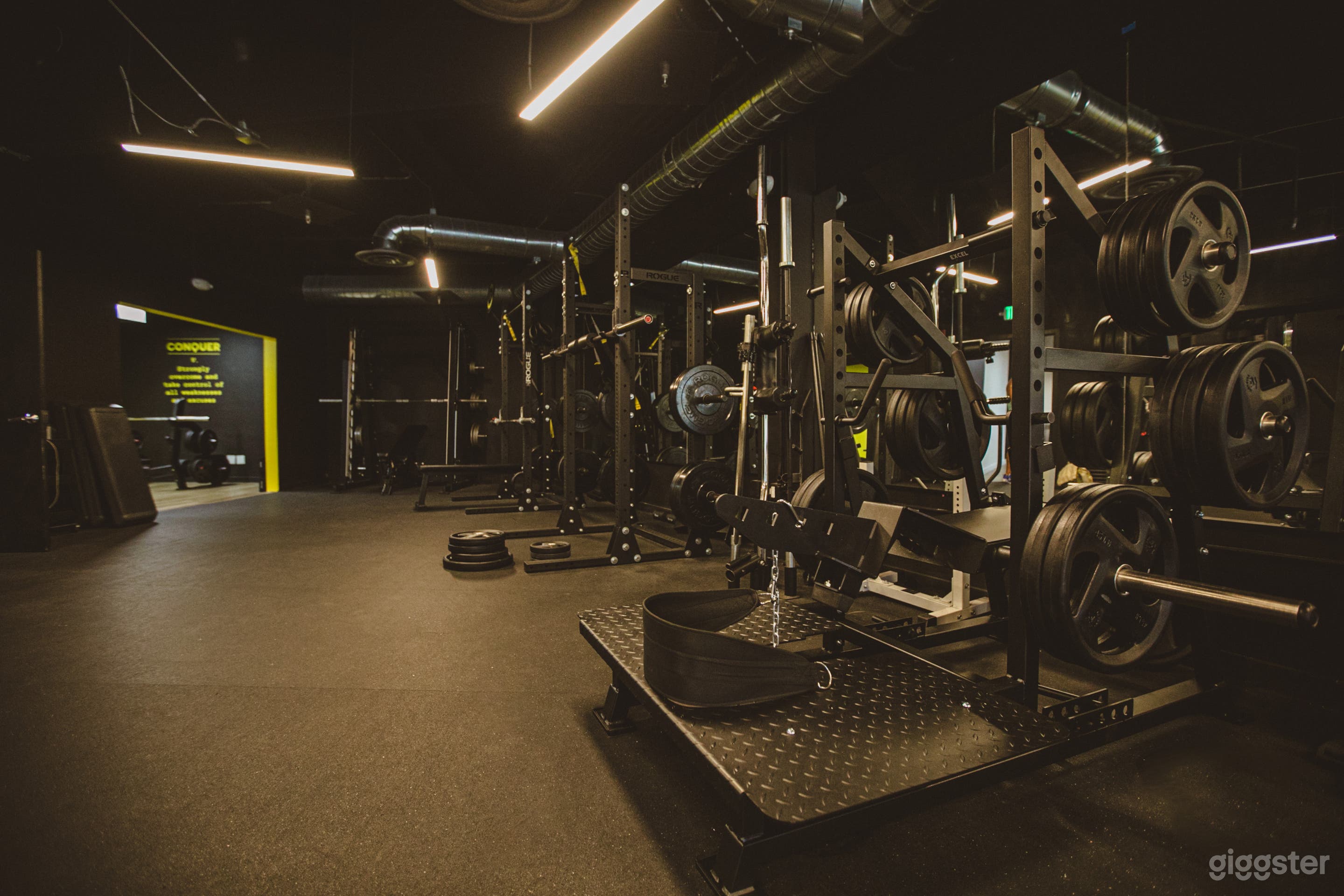 Modern Gym/Fitness Studio with Mountain Views Photo 2